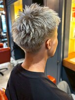 アンティカザサロン(antiqua THE SALON) 刈り上げ ハイトーン ブリーチ シルバーアッシュ ダブルカラー