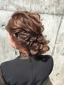 ニキータ(Nikiita) オトナの品ある抜け感シニヨン