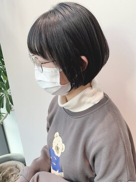 ステア ケース(stair case) 黒髪丸みショートボブ前髪あり耳かけショート20代30代40代髪型