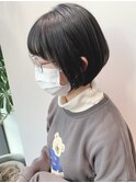 黒髪丸みショートボブ前髪あり耳かけショート20代30代40代髪型