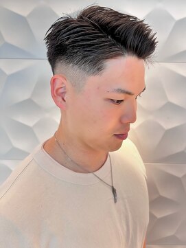 ゼロスバーバー(0's BARBER SHOP) アップバング束感ショートツーブロックスキンフェードハイライト