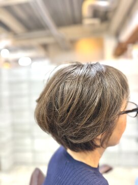 ルーファス 恵比寿 渋谷(Ruufus) 白髪ぼかしハイライトで立体感のある大人ショートボブ 2510