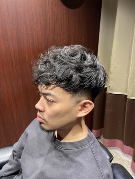 リバティシェアバーバー 銀座(LIBERTY SHARE BARBER) スペインカール/メンズパーマ/スキンフェード/外国人風/強め
