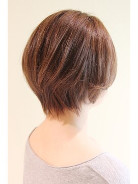 レウナ 外苑前(Reuna) ３０代・４０代に人気シルエットが綺麗なショートスタイル