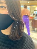 くびれるシルエットの後れ毛レイヤースタイル