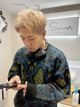 ソルバー(SOLVER) ホワイトベージュ × 無造作ショート