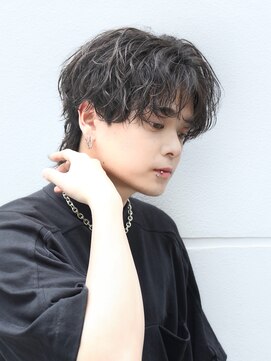 センターパートルーズシャドウパーマ