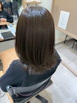 ヌーヌー 鶴ケ峰(nuu nuu)&nbsp;寒色系グレージュで涼しく見える外はねミディアムローレイヤー
