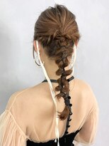 紐アレンジ_アースカラーくびれヘアツートンカラー_ba363741