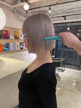ルーム(Loom.) ハイトーンボブ ブロンドボブ ぱっつん前髪 ホワイトベージュ