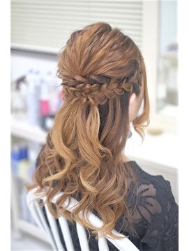 リサ 恵比寿(risa.) 波ウェーブ編み込みのハーフアップ