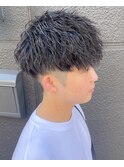 黒髪縦落ちツイストスパイラルパーマツーブロックモテマッシュ