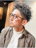 スーツ短髪ツーブロック束感モテる黒髪シークレットパーマ流行
