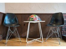 手作りステンドグラスでお迎えします！日当たりが良い空間です！