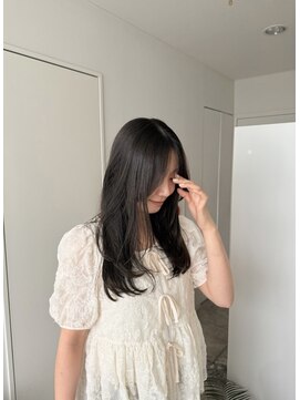 エイチ(811) 髪型ミディアムルーツカラーマッシュウルフ裾カラー40代髪型