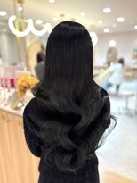 メルク ユニ(merc.uni)&nbsp;黒髪ブルーブラックカラー艶巻き仕上げ12.14