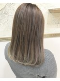ヌーディ、グレージュ