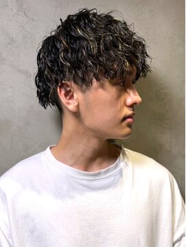 ディスイズバーバーサード(THIS IS BARBER 3rd) 波巻きパーマ ツーブロックマッシュ 金髪メッシュ 束感仕上げ