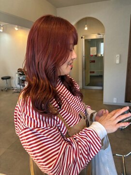 スケール(SCALE) チェリーレッド×柔らかウェーブロング