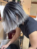 ブレイズヘアー(BLAZEhair) 【筋感デザイン】ホワイトシルバーバレイヤージュ×ブリーチ2回