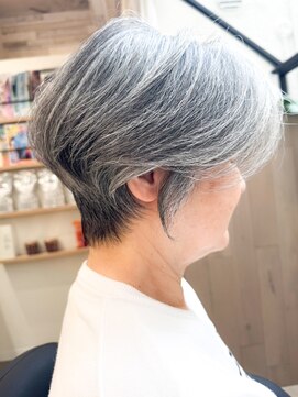 メッケ(MeKKe) ナチュラルグレイショート