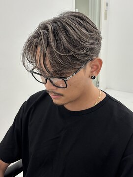 ハイライト　メッシュ　センターパート　メンズ　眉毛