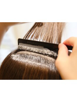 根元への塗布は、頭皮に負担の少ない「ゼロタッチ」で◎気になり始めの白髪も丁寧にカバーします！