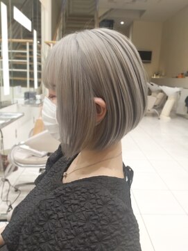 ハイストリートヘア(High street Hair) パッツンボブにシルバーアッシュ。 前髪も重めパッツン