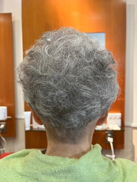 美容室ドゥーアドレ グレイカラーショートスタイル