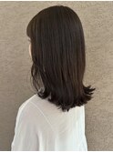 暗めグレージュのミディアムボブでこなれ感!