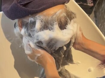 コス(COS)の写真/[平塚駅徒歩2分]頭皮のコリをほぐすのはもちろん頭皮のケアにも◎リラックスできる極上のSalonTimeを♪