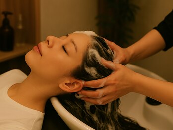 トップヘアー 本店(TOP HAIR)の写真/癒しの空間で、心身ともにリラックスしながら、Aujuaヘッドスパで健やかな頭皮へと導きます。