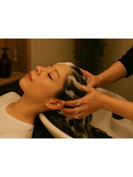 癒しの空間で、心身ともにリラックスしながら、Aujuaヘッドスパで健やかな頭皮へと導きます。