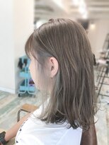 リノカヒリ(Lino kahili)&nbsp;インナーカラーホワイトグレー×外ハネミディアム