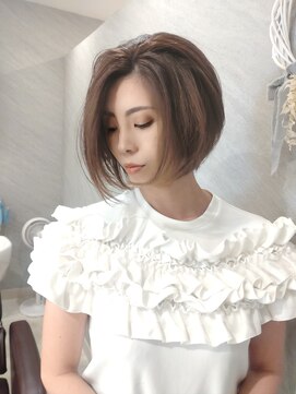 襟足短め前下がりショートボブです