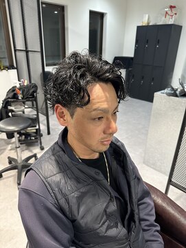 カルロイースタイル(CARLO e-style) スペインカールスパイラルパーマツーブロックフェード刈り上げ