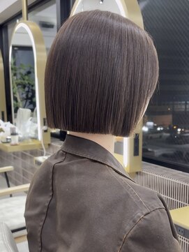 アイドットプラス 札幌大通り(i.+ODORI) 首が長くスッキリ見えるぷつっとボブ