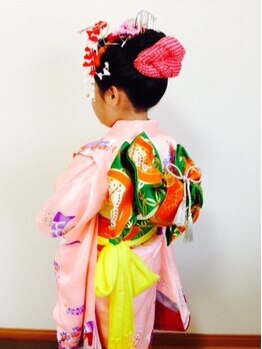 ヘアメイクジャスミン(hair make jasmine)の写真/【たまプラーザ駅徒歩3分】お子様のヘアセット、着付けもお任せください♪七五三のお仕度はプロの手で♪