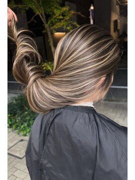 ヌエン 渋谷(NU/EN) バタフライカット/グレーブラウン/ハッシュカット/ハイライト