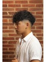ミリオンバックス 神田店(Million Bucks)&nbsp;スペインカール×スキンフェード[/テーパーフェード/メンズ]