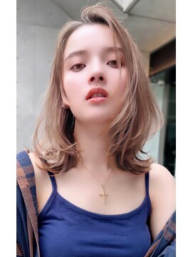 リークフー(Ree cu fuu) レイヤーカットにミルクティーベージュでエアリーな大人ミディ