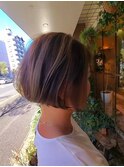 大人ショート×白髪ぼかしハイライト