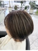 アンブレラカラーを活かして白髪ぼかしデザインカラーショート