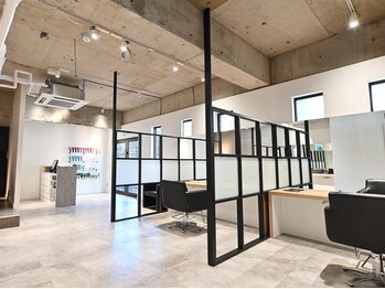 モッズヘア 三鷹店(mod's hair)の写真/【三鷹駅南口3分】人目を気にせずゆったりとしたサロンTimeをお過ごしいただける個室をご用意！