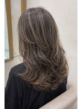 ミングル(MINGLE) レイヤーカット 白髪ぼかしハイライト