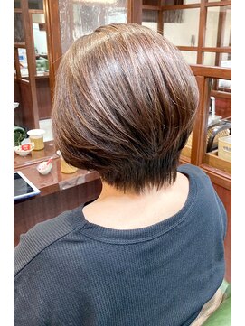 サロンデピレ 前下がり丸みショートレイヤースタイル ハイトーンブラウン