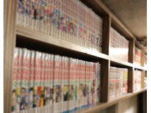 店内には壁一面、最新のアニメ化漫画含む800冊、読み放題雑誌等