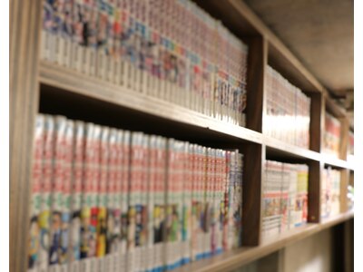 店内には壁一面、最新のアニメ化漫画含む800冊、読み放題雑誌等