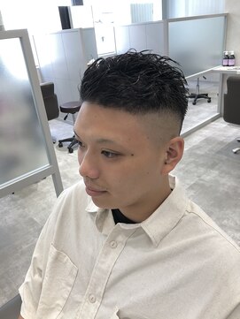 キートス(Kiitos) 0.4mm/9mm フェードオールバックスパイラルパーマ