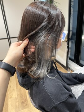 リアントウキョウ(Lian.Tokyo) 中目黒徒歩1分）ホワイトグレージュインナーカラー外ハネミディ